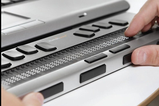 Un dispositif braille sous un clavier d�ordinateur portable.